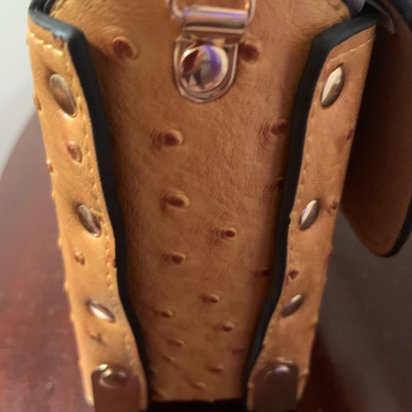 Small purse mustard color with gold accent handle - Picture 5 of 8